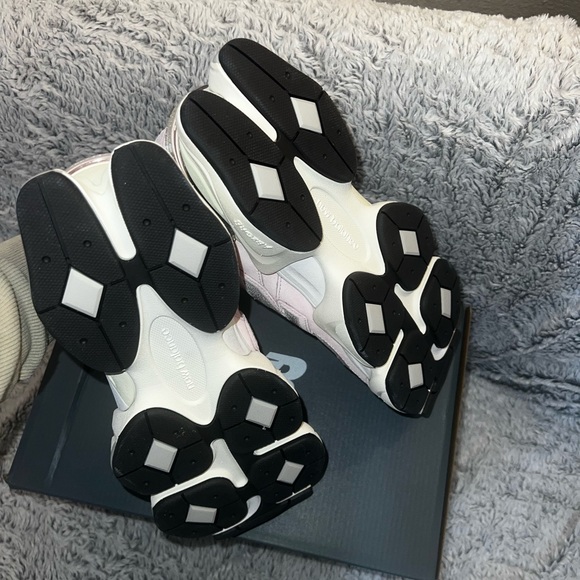 Size 10.5 woman’s New Balance 9060 Pink Sneakers Rose Sugar Suede Lifestyle - Picture 4 of 4